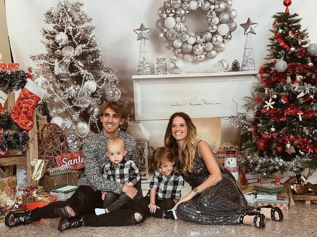 マルク・ムニエッサのインスタグラム：「Bon Nadal🎄🎉🎁Feliz Navidad🎄🎉🎁 Merry Christmas🎄🎉🎁」