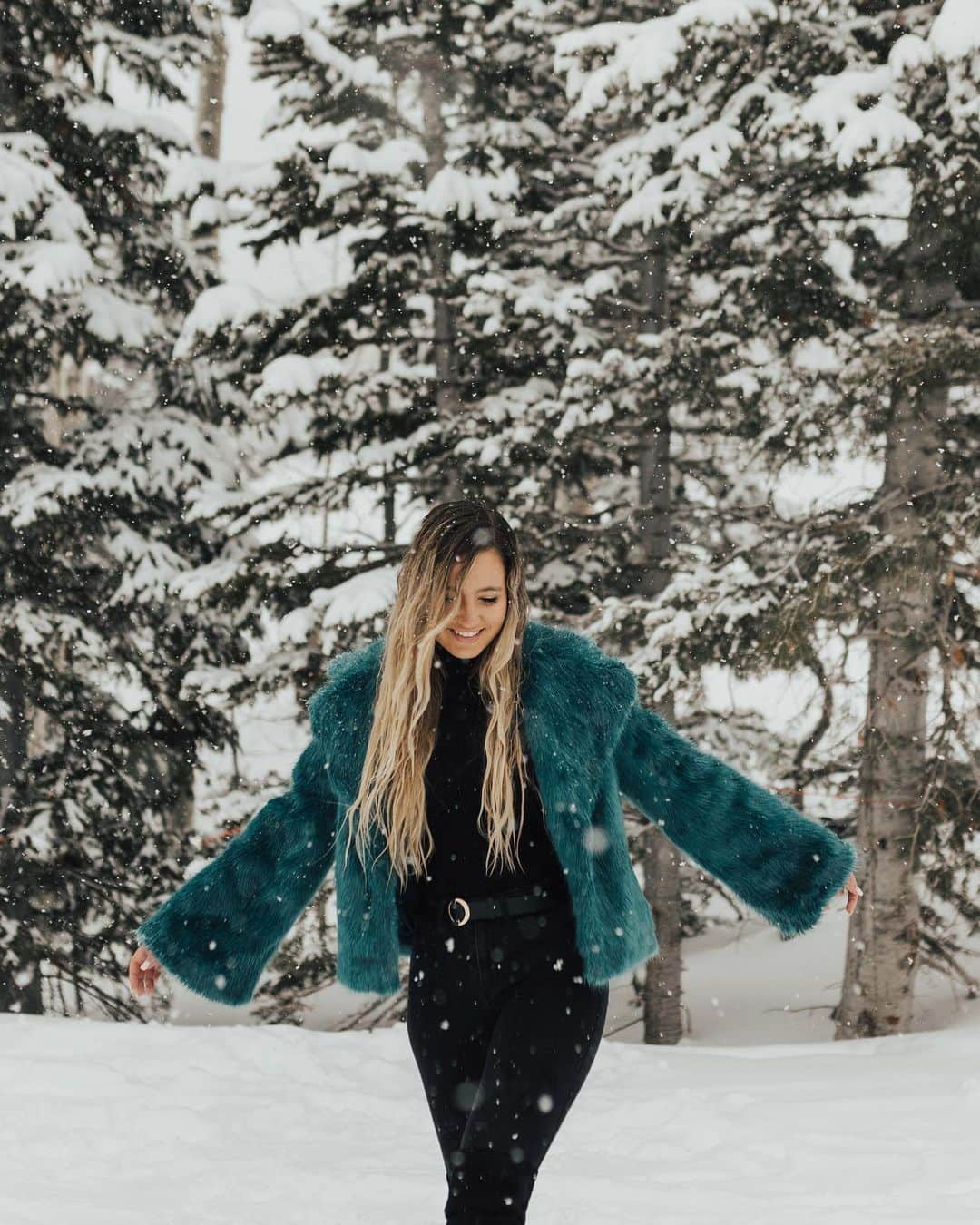 サシャ・カリスのインスタグラム：「Happy Christmas Eve! What are you most thankful for? ❄️」