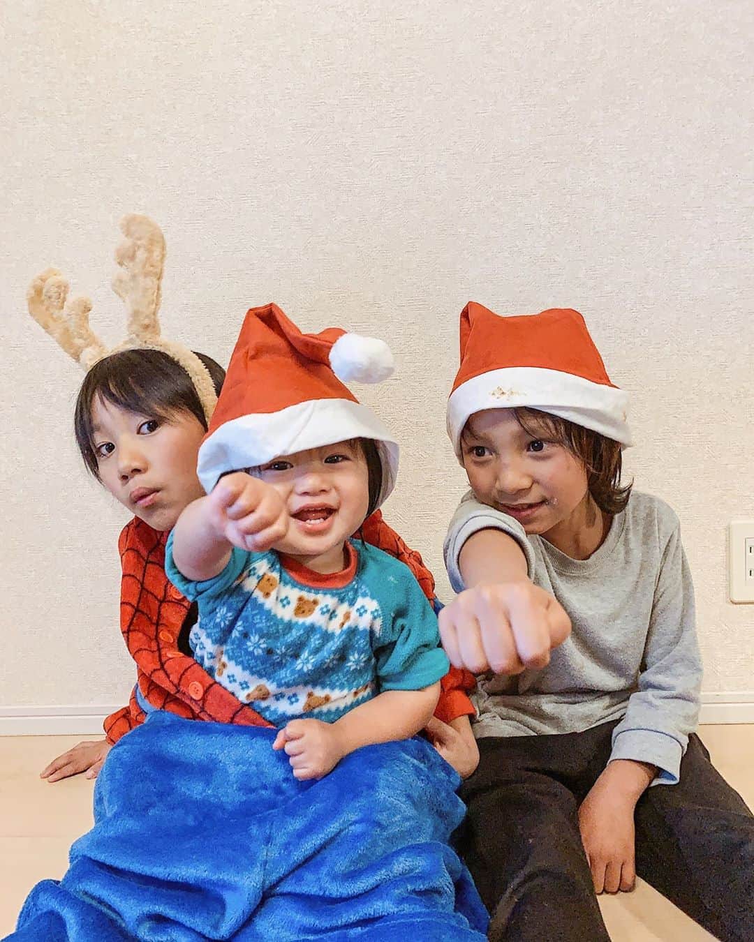 新井ニーニャのインスタグラム：「🎅﻿ ﻿ ﻿ 𝙓𝙢𝙖𝙨 𝙀𝙫𝙚 🎄﻿ ﻿ 我が家は、毎年クリスマスイヴに﻿ クリスマスパーティーをするよ🎉﻿ ﻿ ﻿ 🍗𝗫𝗺𝗮𝘀 𝗱𝗶𝗻𝗻𝗲𝗿 𝗺𝗲𝗻𝘂🍴﻿ ﻿ 📌ミニ軍艦4種(ネギトロ、サーモン、筋子、甘海老)﻿ 📌ビーフシチュー﻿ 📌チーズソーセージ﻿ 📌リースサラダ﻿ 📌手作りケーキ(るき担当)﻿ 📌手作りツリーケーキ(れいじ担当)﻿ ﻿ ﻿ ﻿ ﻿ サンタさん、くるといいね🤶❤️﻿ ﻿ ﻿ #三兄弟 #男の子兄弟 #兄弟 #仲良し兄弟 #仲良し三兄弟 #クリスマスディナー #クリスマスファミリーの過ごした方 #クリスマスのご飯 #クリスマスの自炊」