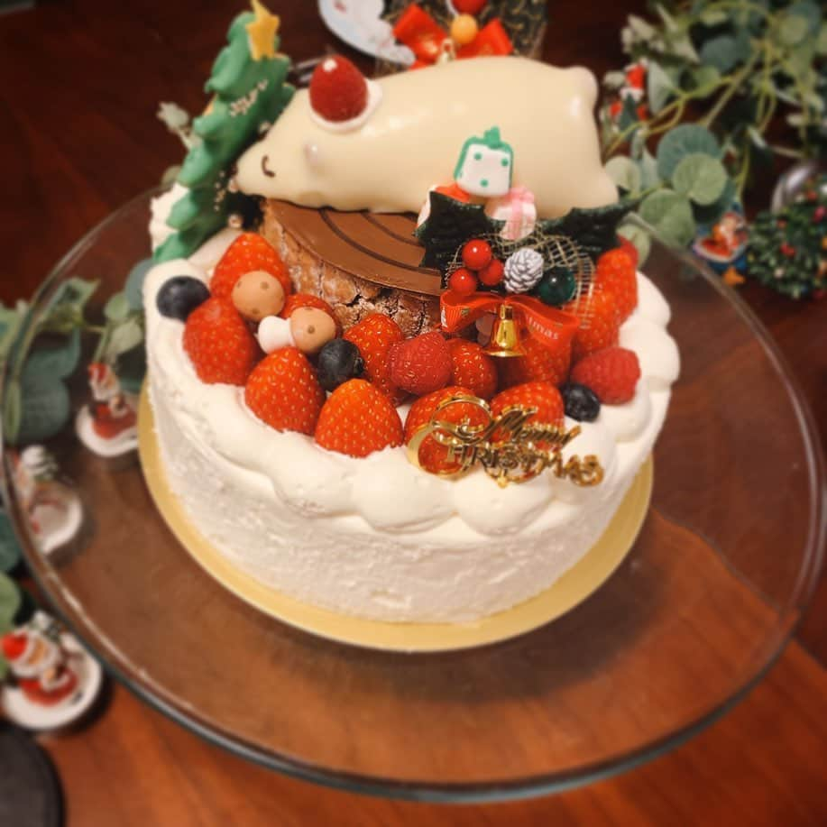 加護亜依さんのインスタグラム写真 - (加護亜依Instagram)「お家de クリスマスディナー🍽  テーマはChristmas in the forest 🌳 でした。笑 森の中で小さいサンタさんが沢山隠れている感じ😂💕 はい、色々と作ったご飯はブログにUPしますネ。  では皆さん 素敵なChristmas Eveをお過ごし下さいね🎄  Do you ever think that our love is the perfect holiday present? I do❤️ #森の中のクリスマス」12月24日 22時51分 - ai.1988kg