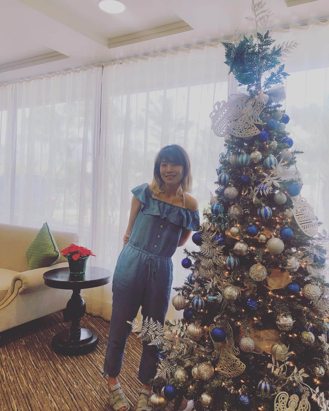 東出真緒さんのインスタグラム写真 - (東出真緒Instagram)「メリークリスマスイブ🎄🎅 明日のライブもお楽しみに✨✨ . 何故半袖なんでしょう〜〜🙄 . #merrychristmas  #メリークリスマス #Hawaii #ハワイ」12月24日 22時45分 - mao_bigmama_vn