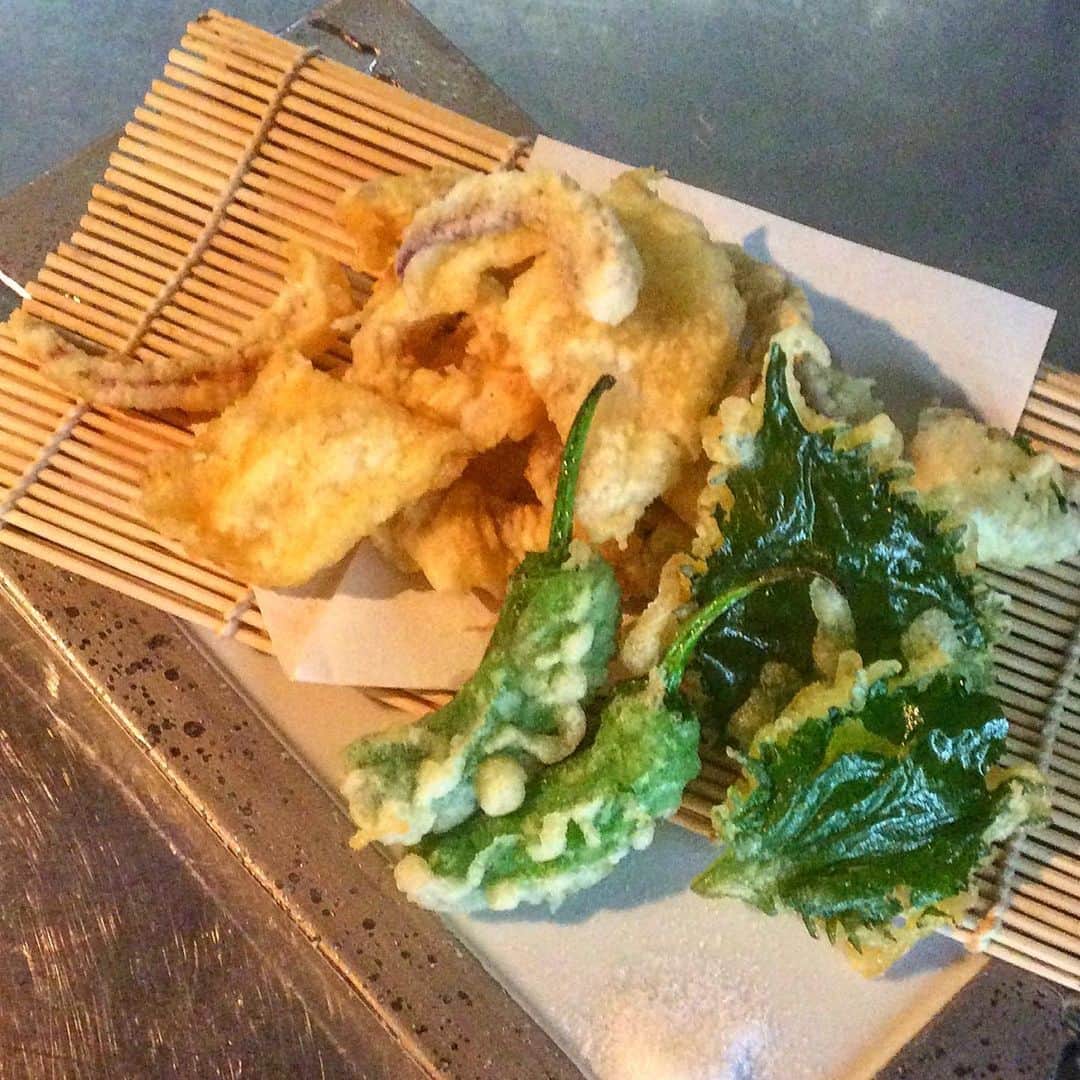 のインスタグラム：「お疲れ様です☺️☺️ こちら『イカの天ぷら』です🤤💕 泳ぎイカ🦑を頼まれた際になんと！！！ゲソとエンペラの部分を天ぷらか塩焼きにできるのです👏👏 メニューにはないですがオススメにもイカの天ぷらありますので、ぜひ頼んでみて下さい😉💕. . . #九州うまか #梅田 #大阪 #大阪居酒屋 #東通り #九州料理 #自然薯 #もつ鍋 #石焼もつ鍋 #Osaka #日本酒 #日本酒女子 # 日本酒好き集合 #イカの天ぷら」