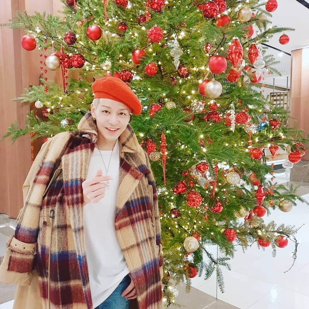 カン・ソンフンのインスタグラム：「Merry Christmas❤ 즐거운 성탄 보내세요😊」