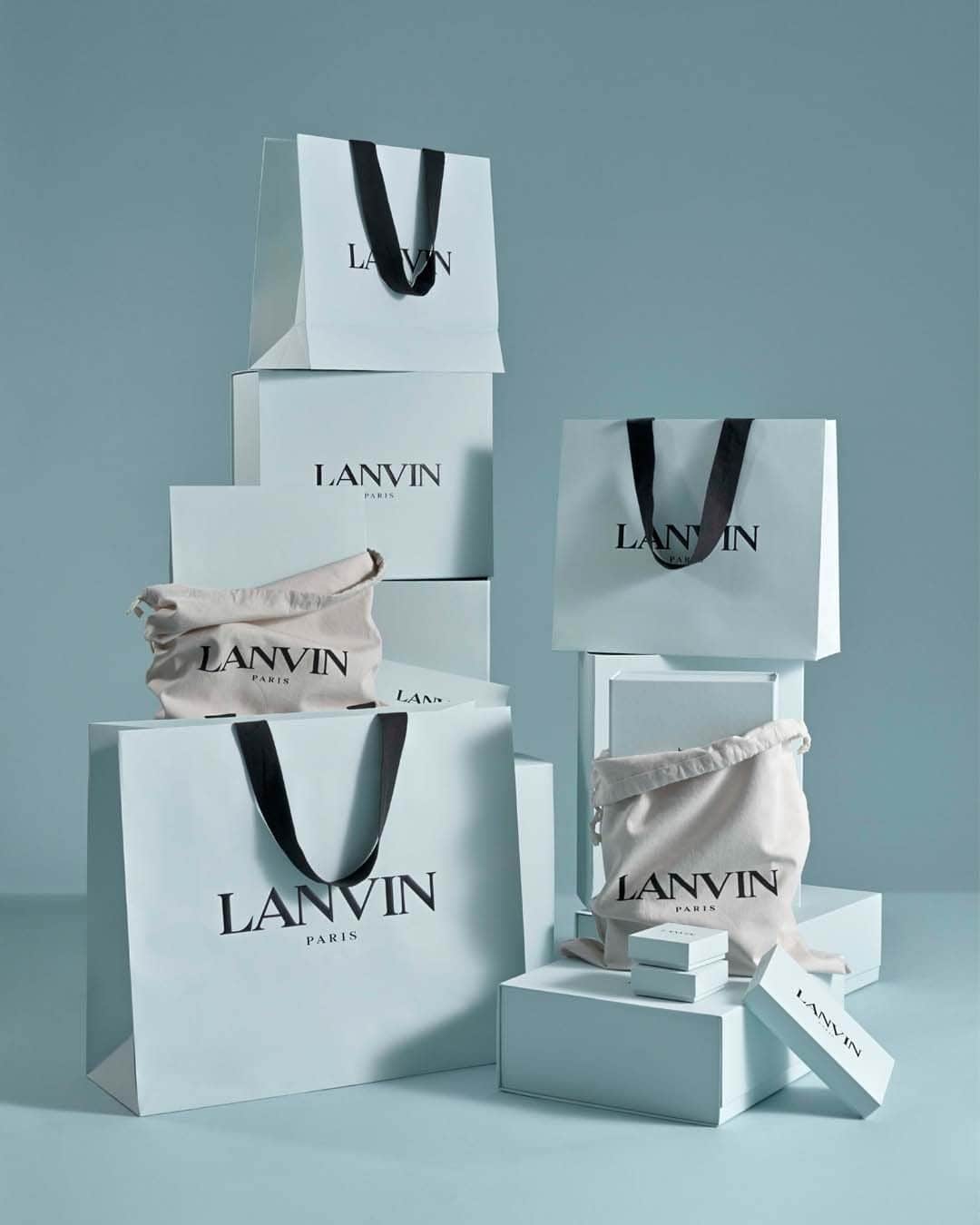 ランバンのインスタグラム：「Christmas special deliveries. Find beautiful presents via link in bio and in Lanvin stores. #LanvinHOLIDAYS #Lanvin」