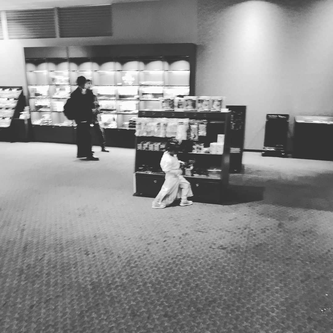 のインスタグラム：「#札幌 #アナと雪の女王2 ライブ前に観てきました。 サンデーさんとライブ。 外の喫茶店でひとりインスタライブしながらスタート時間にお会計して会場まで5分くらい歩いてそのまま扉開けてライブしてるサンデーさんと観てるお客さんにイェーイいうてはじめた夜。 三時間、話して歌って話して歌って。 ライブの中盤にサンデーさんのエクササイズコーナーとか アンコールの最後からまたインスタライブはじめてタクシー呼んでふたりで乗り込んでホテルの前でバイバイしてインスタも閉じてメリークリスマス🎅🎄🎁 ありのままの札幌ありがとうございました。 @sundaykamide #エビフライ　 #観た人おぼえてるサンデーさんのエピソードこのコメント欄にメモしてくれるとです #サンデーさんのテレビ番組放送時間札幌は今夜26時40分あざます #写真は映画館でたらいたエルサ」