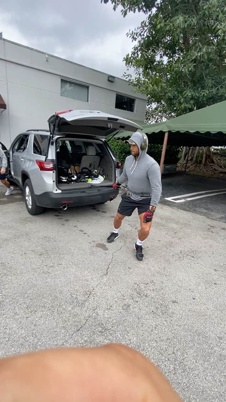 フェルナンド・ベルダスコのインスタグラム：「Último test de fuerza en pretemporada !! 🦍💪🏽💦 #4500pounds #2000kilos 🔞 #NoProbeisEstoEnCasa #SiNoTeArrancaElCocheMueveloTu」