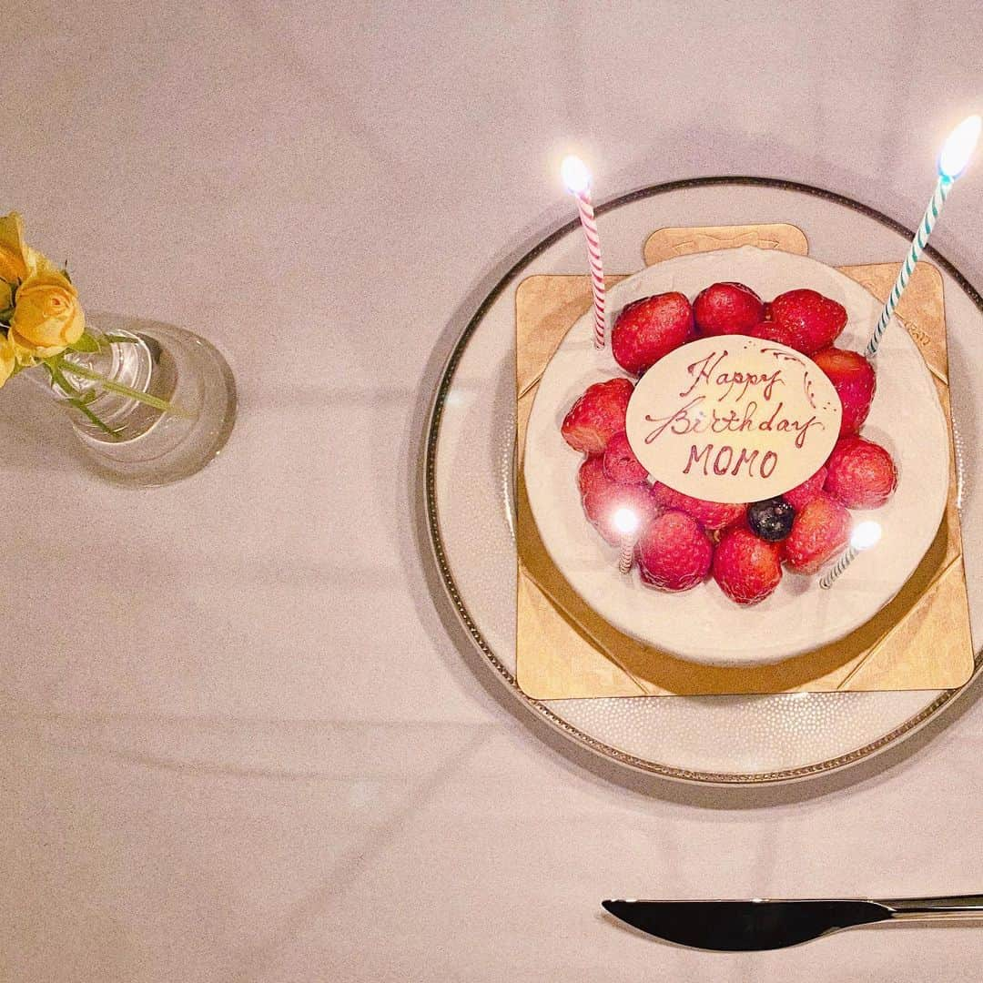 緒方ももさんのインスタグラム写真 - (緒方ももInstagram)「とっても幸せな誕生日でした。 Twitterやインスタなどでコメントもいっぱいありがとう📝❤️22歳ということで心機一転インスタグラムも一転します。（？）まま産んでくれてありがとう〜！あと1時間ちょっと特別を感じます。笑 そしてメリークリスマス🎄🎁 ・ ・ 너무 행복한 생일이었어요.댓글도 많이 해주셔서 감사합니다📝❤️22살이라서 심기일전 인스타그램도 일전할거에요.(?)ㅋㅋ 엄마 항상 고마워요. 메리 크리스마스. 🎄🎁 ・ ・ #hbd #merrychristmas #christmaseve #happy #생일 #메리크리스마스 #행복스타그램 #행복」12月24日 22時53分 - momo_ogata