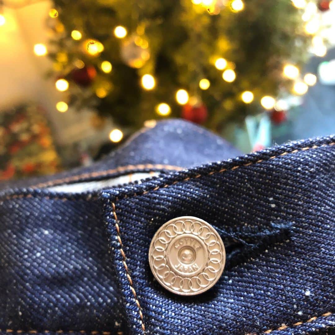 Denimioさんのインスタグラム写真 - (DenimioInstagram)「#merrychristmas everyone! We teamed up with @cottle.jp to give away one of their jeans. The winner of this raffle is @thedenimdepth, congrats!  All those who didn't win: don't despair. #cottlejapan is available for everyone at #denimio and their fusion of ancient Japanese traditions and modern streetwear will surely make your days a tad more festive!  PS: we are working during the holidays, so keep the orders coming 💪  #Denimio #denim #denimhead #denimfreak #denimlovers #jeans #selvedge #selvage #selvedgedenim #japanesedenim #rawdenim #drydenim #worndenim #fadeddenim #menswear #mensfashion #rawfie #denimporn #betterwithwear」12月24日 22時56分 - denimio_shop
