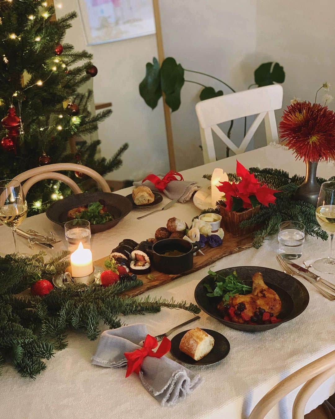猪鼻ちひろのインスタグラム：「Happy Christmas dinner at home 🎅🏻🎄🤶🏻﻿ Foods taste better when you eat with friends.﻿ おうちでお友達と楽しくお喋りしながら﻿ ごはんを作って食べる遊び、﻿ やっぱり最高に大好き。﻿ ﻿ フードコーディネーターのミンさんに教えてもらいながらの絶品ごはんは、味だけではなくて並べ方までお洒落で勉強になるんだ🥰﻿ ﻿ ☑︎ローストチキン ベリーソースがけ﻿ ☑︎和牛の絶品キンパ﻿ ☑︎色んなお野菜のバーニャカウダー﻿ ☑︎ワインとパンとケーキ﻿ ﻿ ムービーは、思わず「美味しそう」の声が漏れてしまう。笑﻿ 本当にほっぺ落ちるくらい美味しいんだ！﻿ レシピも沢山頭に入れて、また絶対作るぞー！と気合い。﻿ ﻿ 皆さまも、素敵なクリスマスイブを🎅🏻🎄🤶🏻﻿ #ちひろのごはん @iguchi_min さんに教えてもらいながら #ちひろkitchen  #井口ミン さん 次は #韓国料理 #の会するんだ🤭 #楽しみすぎる」