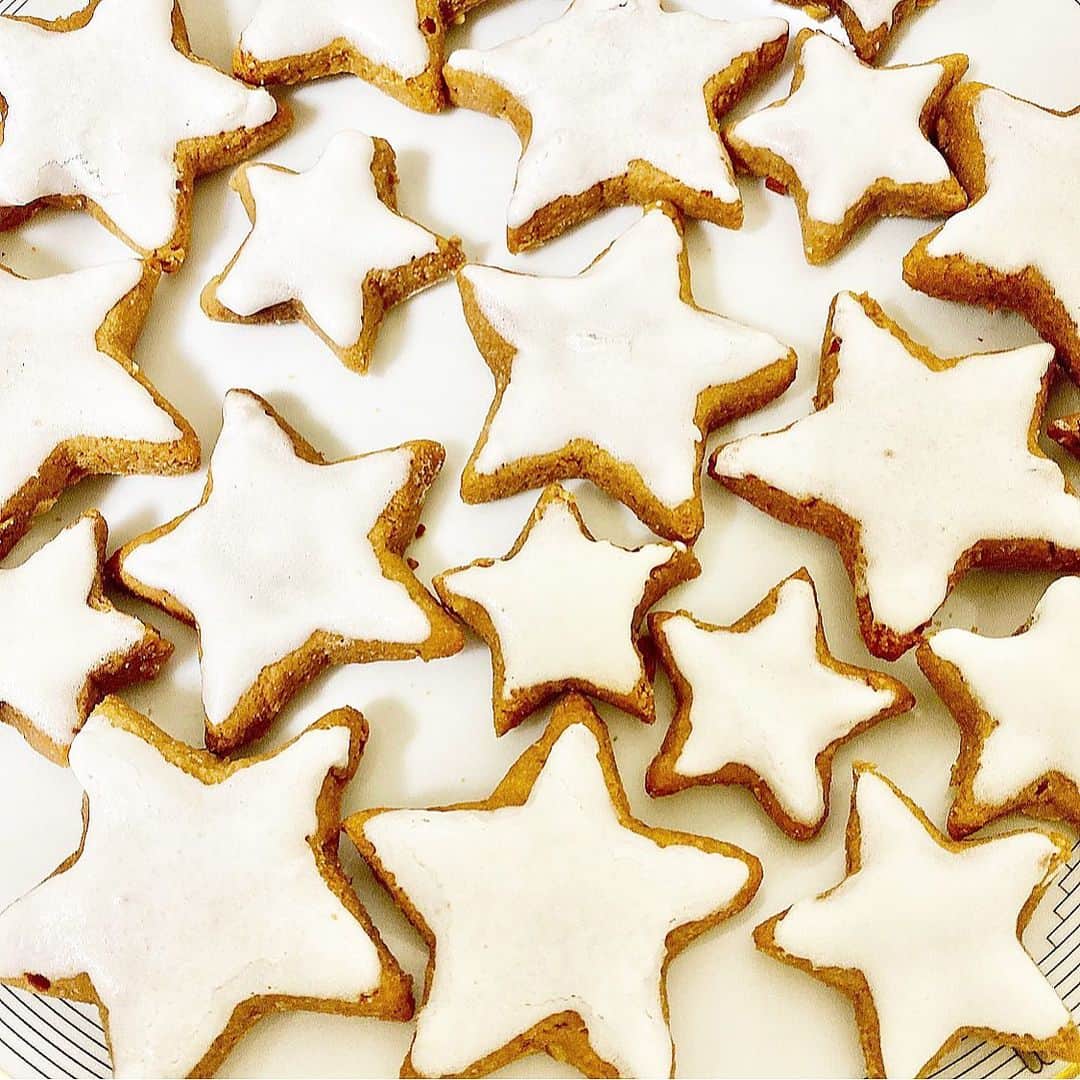 大槻瞳さんのインスタグラム写真 - (大槻瞳Instagram)「baked #zimtsterne for Christmas👩🏻‍🍳🍪 *  今年は失敗しないで出来た🎄🎁 *  #homemade#cookies#love#baking#christmas#myfav#クリスマスクッキー#ツィムトシュテルン#ドイツ菓子#🇩🇪」12月24日 23時01分 - hitomi_otsuki_55