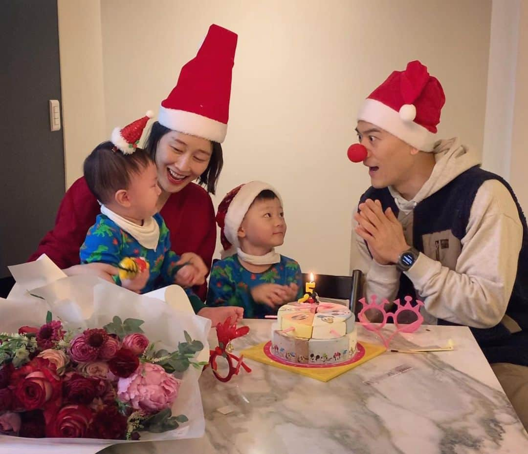 イ・ヒョニさんのインスタグラム写真 - (イ・ヒョニInstagram)「Merry Christmas!!!!😆🎄🎂🎉💕」12月24日 23時02分 - lee.hyunyi