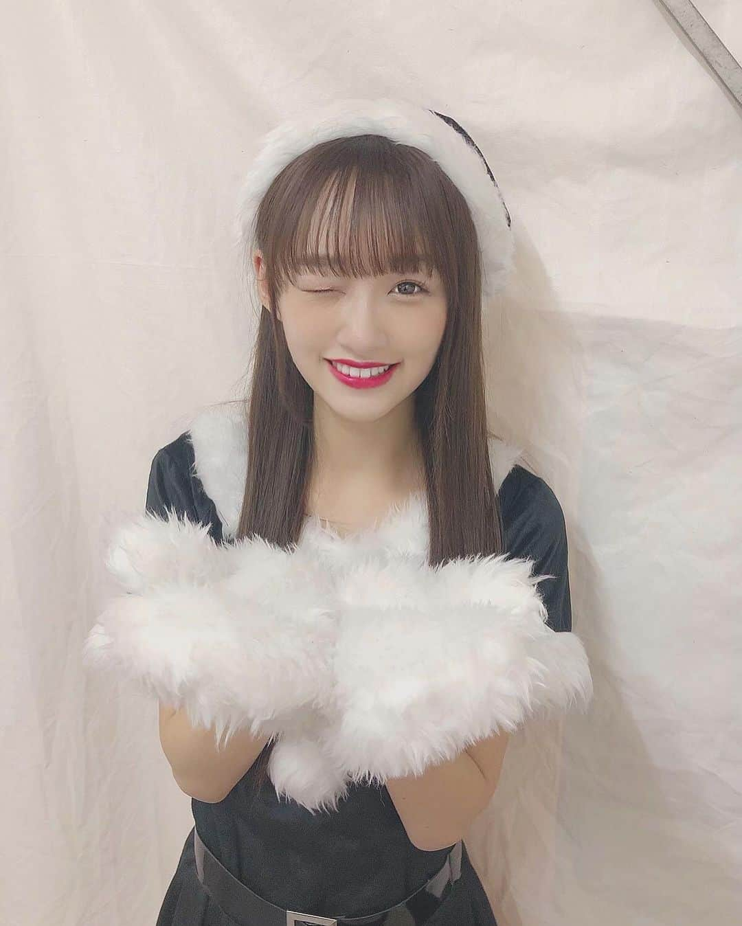 音嶋莉沙さんのインスタグラム写真 - (音嶋莉沙Instagram)「クリスマスイヴ🎄🎁﻿ みなさんは、どう過ごしてますか〜？﻿ ﻿ 僕らの制服クリスマスを聴いて、是非過ごしてね💕﻿ 写真は、個別握手会で着たブラックリサンタ♡﻿ ﻿ ﻿ ﻿ ﻿ ﻿ ﻿ #クリスマスイヴ #僕らの制服クリスマス」12月24日 23時03分 - otoshima_risa