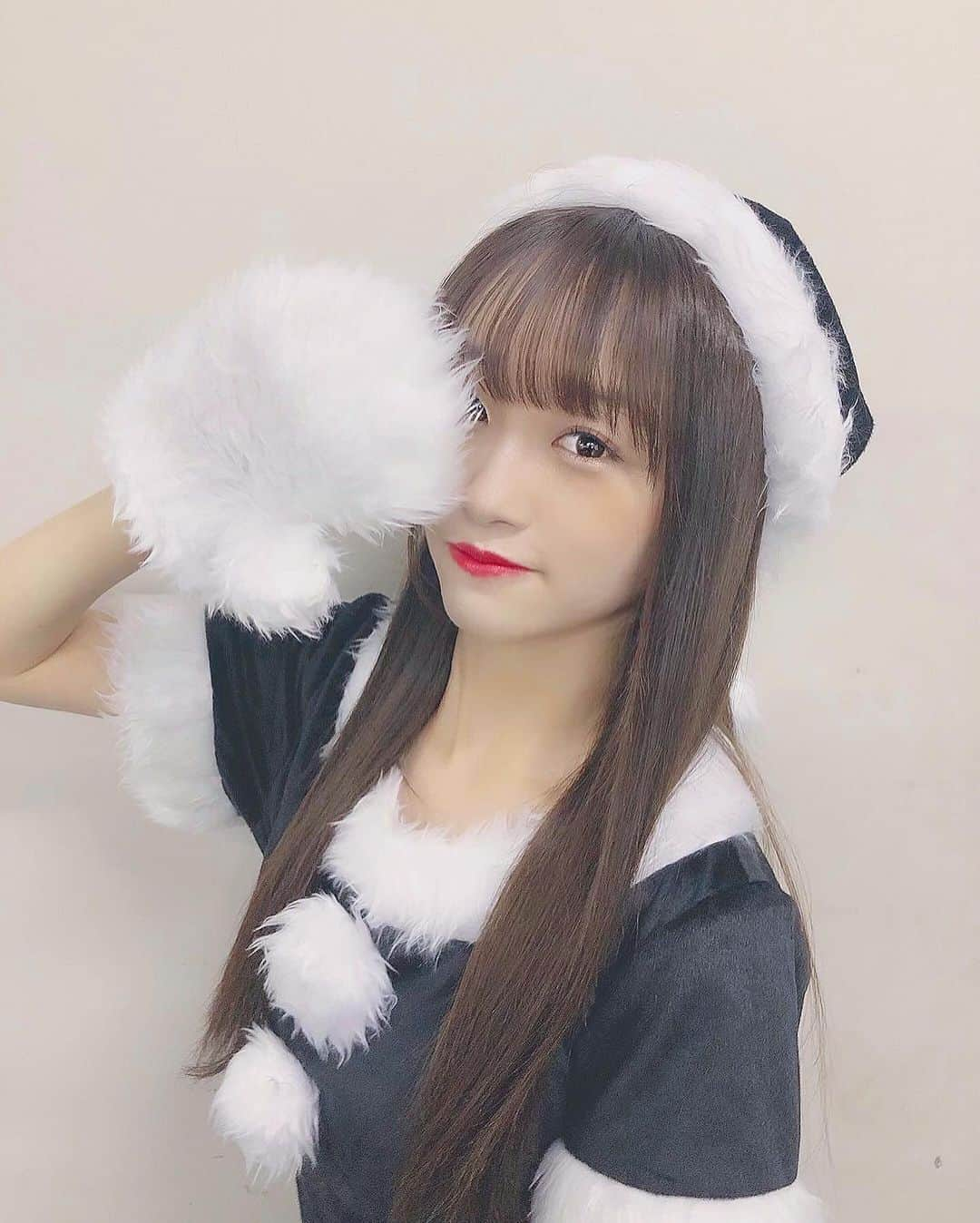 音嶋莉沙さんのインスタグラム写真 - (音嶋莉沙Instagram)「クリスマスイヴ🎄🎁﻿ みなさんは、どう過ごしてますか〜？﻿ ﻿ 僕らの制服クリスマスを聴いて、是非過ごしてね💕﻿ 写真は、個別握手会で着たブラックリサンタ♡﻿ ﻿ ﻿ ﻿ ﻿ ﻿ ﻿ #クリスマスイヴ #僕らの制服クリスマス」12月24日 23時03分 - otoshima_risa