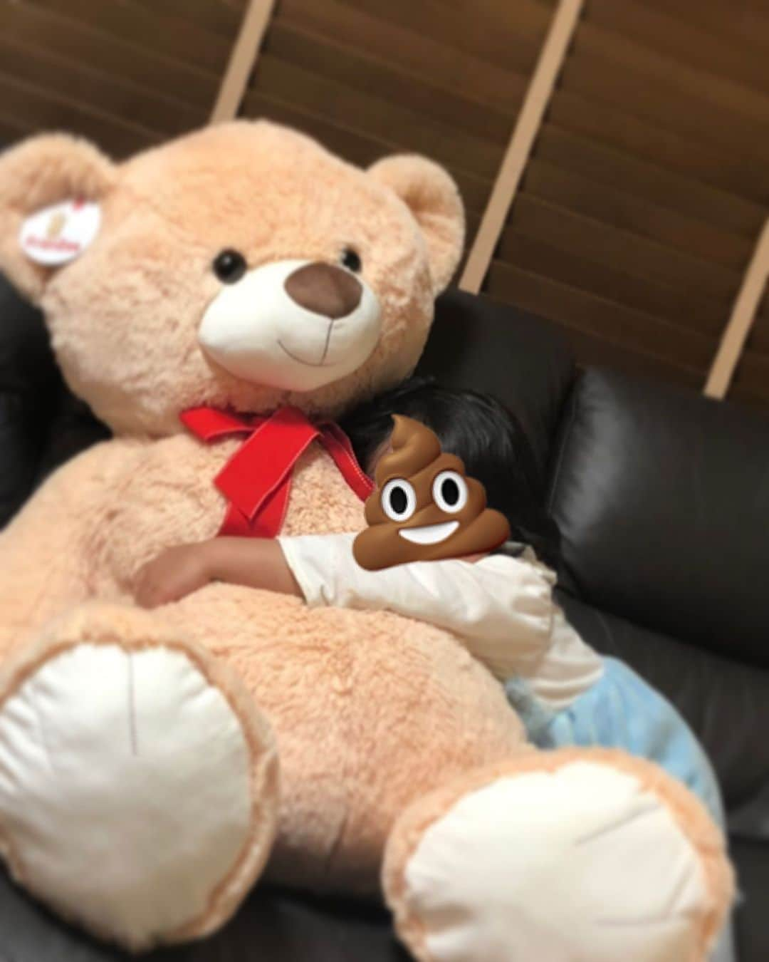 成田健人さんのインスタグラム写真 - (成田健人Instagram)「サンタさん来てよかったねー😙！ 明日もいっぱいサンタさん来るかなぁ🎅 #クリスマス #くまのぬいぐるみ」12月24日 23時05分 - kento3812