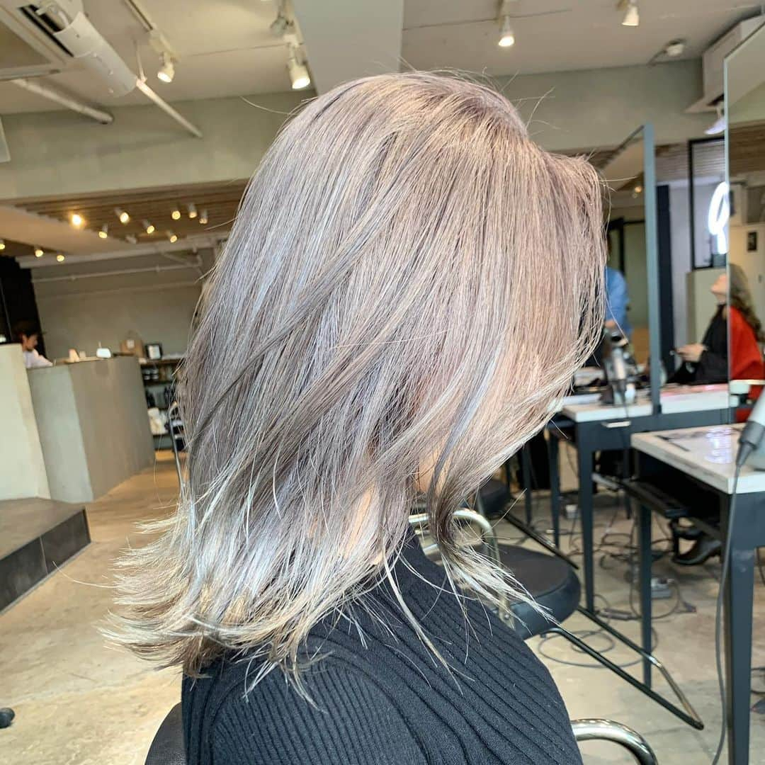 きぬがわひかるさんのインスタグラム写真 - (きぬがわひかるInstagram)「pink silver 💫 .  赤みのない色と赤みがある色を混ぜ合わせてできる絶妙なcolorです💫 .  ブリーチ3回目安ですがここまで明るくすれば透明感抜群の色が入りカラーシャンプーで 綺麗なcolorを継続できます☆ . 【ブリーチ剤】 ◉ブリーチ剤：Schwarzkopf_FIBREPLEX @schwarzkopfjapan 【カラー剤】 ◉カラー剤：WELLA_KOLESTON  @wellapro_japan」12月24日 23時06分 - hikaru.kinugawa