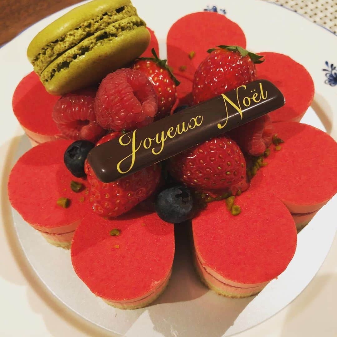 肘井美佳さんのインスタグラム写真 - (肘井美佳Instagram)「Merry Christmas...eve! Enjoyed christmasy earrings and a cake. And, thank you for guessing my baby's gender:) I can't wait to tell but I will.  メリークリスマスイブ！ 浮かれたピアスが女子に好評でした。今日はお家クリスマスでケーキを食べたり、ミラクルフルーツで遊んだりして、今は年賀状を書いています。  沢山の予言ありがとうございます。 正解でてます！（そりゃそうか笑） 本当に、元気ならどちらでもいい…不思議な境地に至ったものです。  あと1週間で2019年が終わることに驚き！知ってました？  #merrychristmaseve #1weekleft #1週間後はあけおめの日 #もっと時間あると思ってた #2020まっしぐら」12月24日 23時08分 - mikahijii