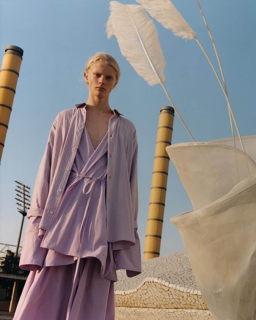 HYPEBEASTさんのインスタグラム写真 - (HYPEBEASTInstagram)「@hypebeaststyle: @loewe and @tylersphotos have reunited for the Spanish luxury house’s Spring/Summer 2020 publication. Shot at Barcelona’s Olympic Park, the nomadic range contrasts between traditional influences and Western shapes and includes organic garments with raw stone and desaturated earth tones. Head to the link in our bio to view more of Mitchell’s rich imagery and expect the new collection to launch at LOEWE’s stores and stockists in early 2020.⁠⠀ Photo: Tyler Mitchell/LOEWE」12月24日 23時12分 - hypebeast