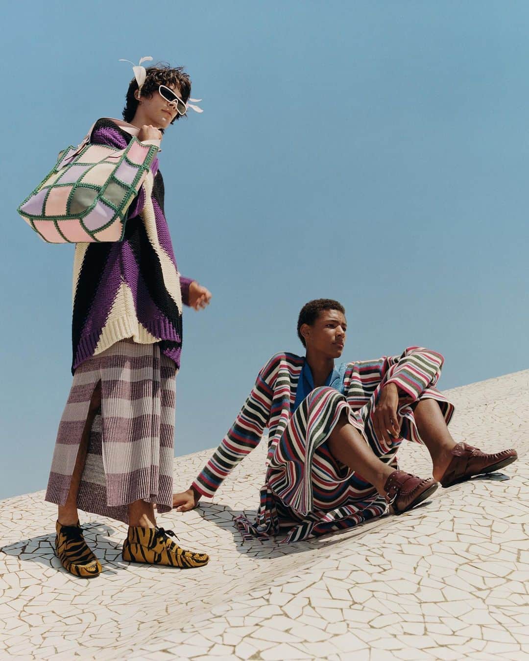 HYPEBEASTさんのインスタグラム写真 - (HYPEBEASTInstagram)「@hypebeaststyle: @loewe and @tylersphotos have reunited for the Spanish luxury house’s Spring/Summer 2020 publication. Shot at Barcelona’s Olympic Park, the nomadic range contrasts between traditional influences and Western shapes and includes organic garments with raw stone and desaturated earth tones. Head to the link in our bio to view more of Mitchell’s rich imagery and expect the new collection to launch at LOEWE’s stores and stockists in early 2020.⁠⠀ Photo: Tyler Mitchell/LOEWE」12月24日 23時12分 - hypebeast