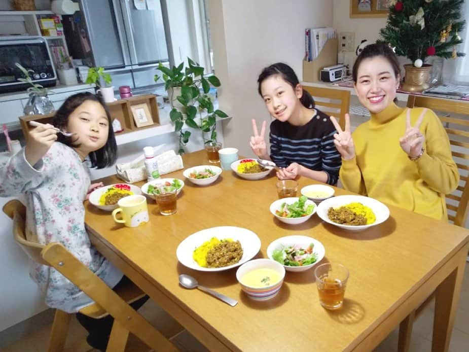 服部未佳さんのインスタグラム写真 - (服部未佳Instagram)「たくさん癒された休日の出来事です🥰楽しかったなぁ♪ 素敵なクリスマスプレゼントを頂いたので、必死こいて映え〜な写真を撮りました😆❣️ . 皆さま、良いクリスマスを🎄✨ . #ゆいちゃんママ #手作り #クリスマスプレゼント #クロスステッチ #🎄 #ゆいちゃん #あおちゃん #キーホルダー耳にかけてイヤリング風  #手作りランチ #🍛 #おいしい😭  いつも、ありがとうございます😊💓」12月24日 23時13分 - mikahattori_aba