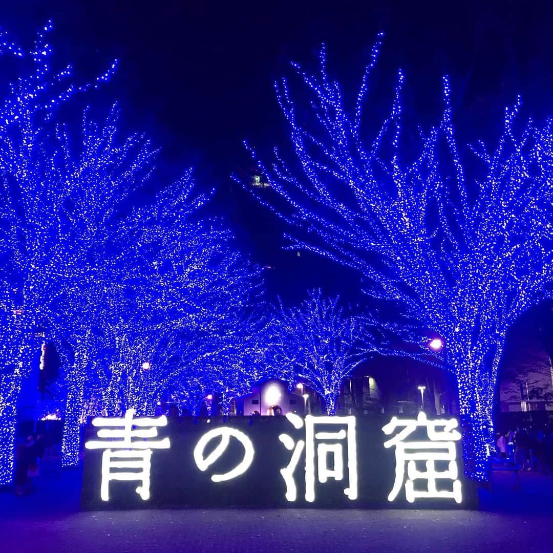 のインスタグラム：「12月24日クリスマスイブですね🎅💫 ・ ぜんぜん群馬じゃないけど ぜんぜん今日撮ってないけど(何なら11月) イルミネーション🎄 ・ 今日は今年最後のBJロケでした！ そして、明日25日(水)夜の予定が決まっていない方は 是非eye8でお会いしましょう🙃（笑） ・ ・ #gtv #群馬テレビ #アナウンサー #eye8 #1ヶ月あいた投稿がこれ🤯 #3枚目 #クリスマス感そんな出なかった」