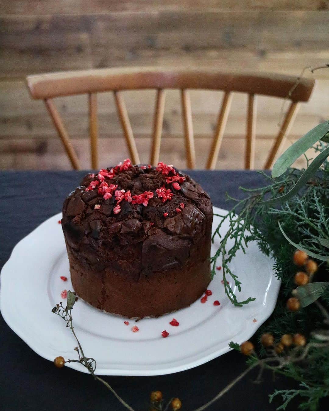 のインスタグラム：「Merry Christmas！  今年は普段日だからケーキも簡単に ホットケーキミックスを使ったチョコケーキ 混ぜて焼くだけなのでオーブンに入れるまで10分の超簡単レシピ ケーキの上にも中にもチョコたっぷり 出来上がりを熱々で 中からチョコがトロッと🍫 美味しかったです  レシピコメント欄に✏︎ .  後は クリスマスカラーのチキンのハーブグリル トマトとお豆のポタージュ 紅茶鴨 リースサラダ  クリスマスツリーとキャンドルの灯りだけで 今日は2人とも残業なし ケーキの後の映画はシザーハンズ 静かなクリスマス 日没寸前に慌てて写真撮ったけど真っ暗 こんな時間ですが 皆さま素敵なクリスマスを🎄 #マイホーム#マイホーム記録#インテリア#見せる収納#キッチン#インテリア#ダイニング#テーブルクロス#おうち時間#おうち#一戸建て#暮らしを愉しむ#丁寧に暮らす#暮らしを整える#日々#日々のくらし#アーコール#クリスマスクリスマスディナー#クリスマスケーキ#手作りケーキ」
