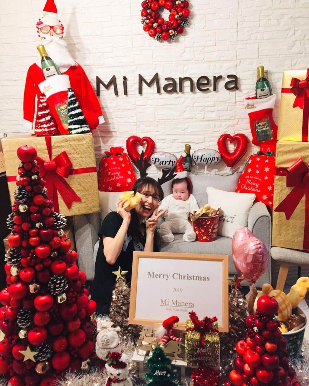 菊井彰子さんのインスタグラム写真 - (菊井彰子Instagram)「Merry Christmas🎄🎁 我が家じゃないよw お世話になっているパーソナルトレーニングの待合室🤣 今日からクリスマス仕様になってますよぉ〜って連絡が来て、せいぜいクリスマスツリーがあるぐらいだろうと思っていたら、ドア開けた瞬間、え、すごっ！！本気の奴やこれは💕笑 👶もキラキラしてるので周りをキョロキョロして嬉しそうにしてた♩ さすが、何事にも手を抜かない殿川さんです👏お陰様で素敵な親子ショットが撮れました📸 皆さんステキなクリスマスを🎄👶 #1枚目大富豪の子供みたいw #赤ちゃん社長  #世界を牛耳る #もしくは最年少敏腕トレーダー #日をまたいで二回も撮影しちゃったよね #かぁーちゃんも便乗して耳つけた #ギリギリアウト？ #メリクリ  #パーソナルトレーニング  @mimaneranet」12月24日 23時15分 - yanakiku_kiku