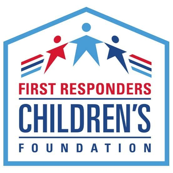 ベン・アフレックのインスタグラム：「As we head into the holidays, I want to highlight a very special organization. The First Responders Children’s Foundation (@1strcf) provides financial support and scholarships to children who have lost a parent in the line of duty, as well as families of first responders enduring significant financial hardships due to tragic circumstances. Join me in making a donation to the loved ones of those who keep us safe every day of the year. To all of the first responders working to protect and keep us safe this holiday, thank you for your service. See the link in my bio to donate or head to 1strcf.org/donate」