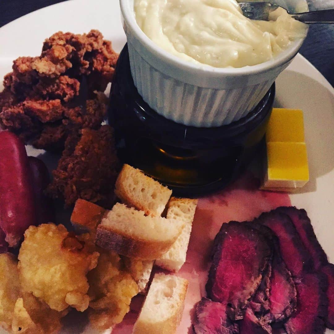 hanatsubaki029のインスタグラム：「今日の賄いはチーズフォンデュ！ 熱々を、いただきまーす！ 今日もたくさんのご来店ありがとうございました。 動き回ってお腹ペコペコ😅 明日もランチから営業してますよー！ #イーマ#花椿#個室#梅田#大阪#和食#instagood #instafood #photographer #osaka#居酒屋#宴会#ブライダル#記念日#ハイボール#赤玉パンチ#日本酒#日本酒好き#女子会#美味しい賄い#SAKE#米活#宇和島鯛めし#自然薯#秋#いいね👍」