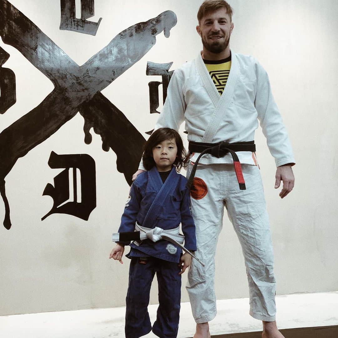 青木大輔のインスタグラム：「息子が上の帯に昇級しました。 自分のことのように嬉しいです！ 柔術は子供にとってセフルディフェンスだけではなく、身体と精神を鍛えることにもなっていると思います。 良い道場で、素晴らしい先生方に指導して頂き本当にありがたいです。 これからもよろしくお願いします！ #柔術#carpediem#awsome#goodjob#nicespeach」