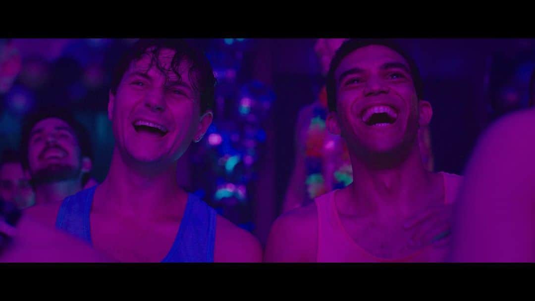 カーター・スミスのインスタグラム：「“...and if you haven’t found someone to kiss yet, now’s the f*cking time to do so...” 🔪 @augustusprew & @adamfaison in MIDNIGHT KISS - out this Friday! dDecember 27th on @hulu」