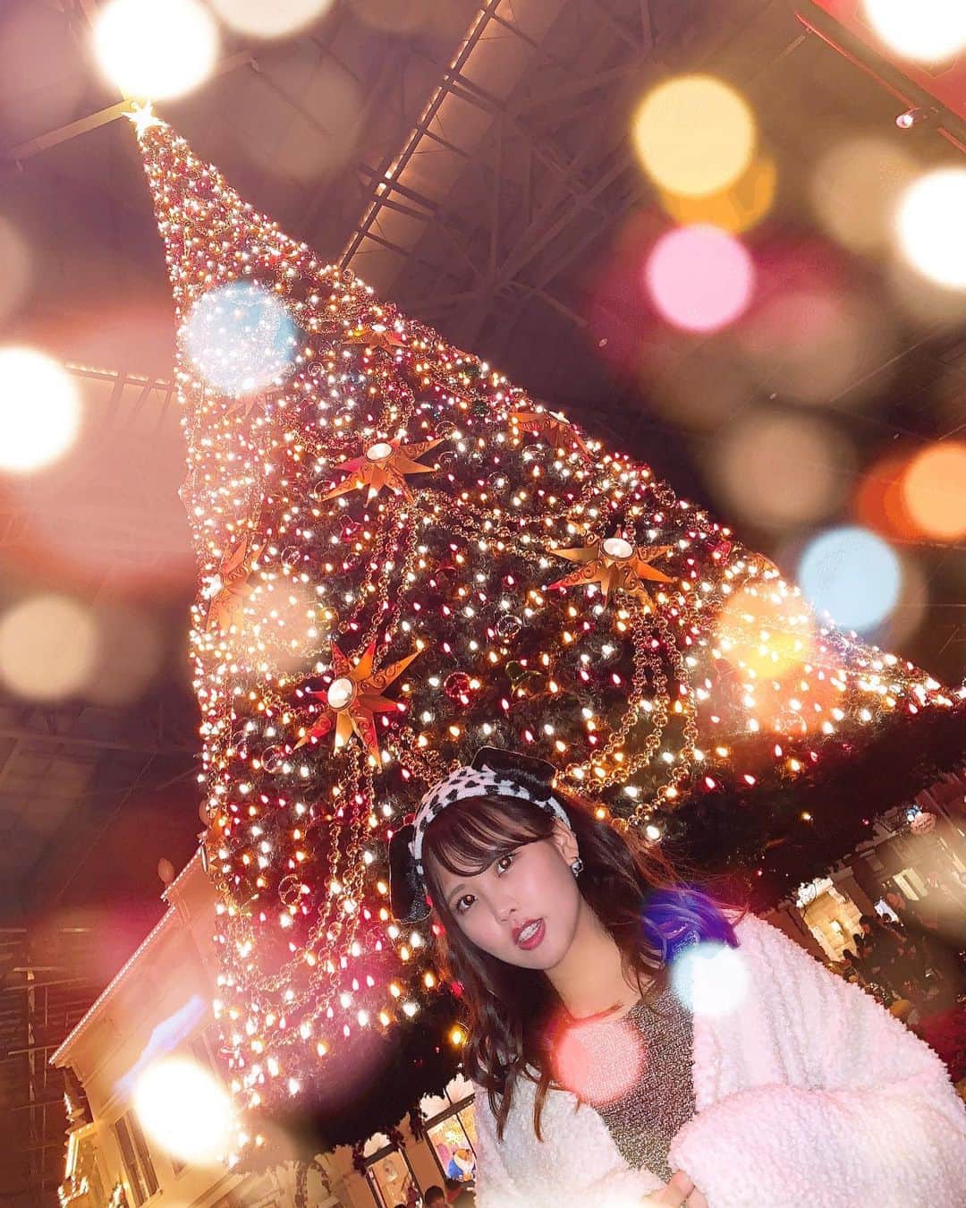 Yukaのインスタグラム：「メリークリスマス🎄  #disneyland#disneyresort#tokyodisneyland#tokyodisneyresort#TDR#TDL#christmas#disneychristmas#ootd#101匹わんちゃん東京ディズニーランド#東京ディズニーリゾート#ディズニーランド#ディズニーリゾート#ディズニー#ディズニーコーデ#ディズニークリスマス#ディズニーデート#ディズニー写真部#ディズニー部#冬#カメラ女子#被写体#メリクリ#ディズニークリスマス#ディズニークリスマスストリーズ#パレード」