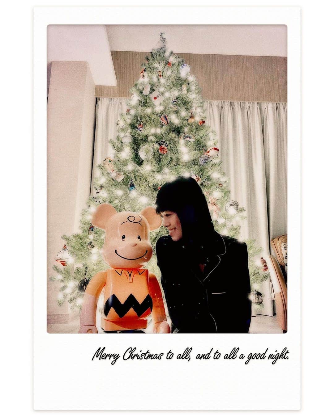 ジャクリーン・ウォンのインスタグラム：「We all become a child again at Christmastime.🎄👧🏻」