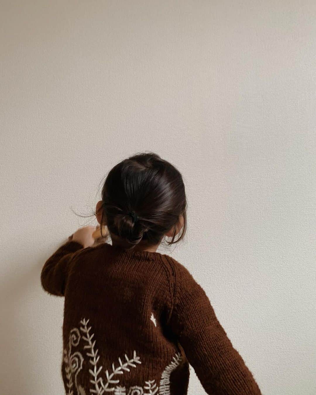 菅谷梨沙子さんのインスタグラム写真 - (菅谷梨沙子Instagram)「今年も着れた　@mouseinthehouseshop の刺繍カーディガン🐀  でもサイズが本当にピッタリなので、来年は着れないな。 この冬で見納め。セットアップでも個々にもたくさん着たので母としては満足です！ 着れなくなってもこれは大事に保管しておこう。  #1歳9ヶ月#kidsfashion#女の子」12月24日 23時31分 - risako_sugaya