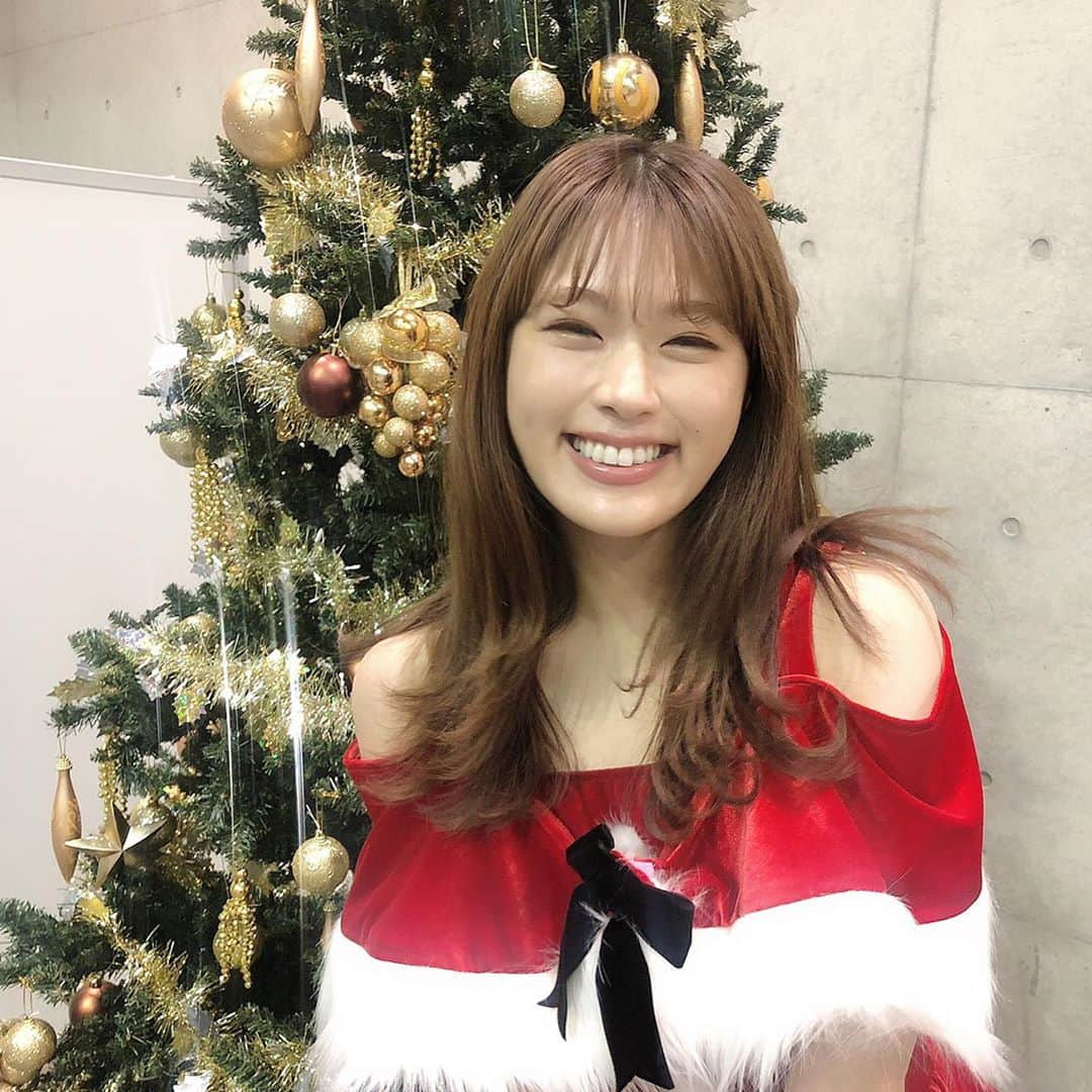 渋谷凪咲さんのインスタグラム写真 - (渋谷凪咲Instagram)「皆さ〜ん！メリークリスマスイブです🎄🌟わ〜い♪ . . そして今日は今年最後の握手会！ 皆さん、ありがとうございました💗ぎゅ〜🤝 . . そして、イブの今夜は素敵な夜をお過ごし下さいね🌟 . フォ〜フォッフォッフォ〜🎅🏻♪笑 . #なぎサンタさん #今夜皆さんのお家にお伺いするかもしれません…🦌 #なので早く寝てて下さいさいね😇 #絶対見ちゃダメですよ〜♪ふふ #今日は大忙しじゃ〜♪笑 . . #christmas #サンタさん　#サンタコス　#女サンタ」12月24日 23時33分 - nagisa_nikoniko