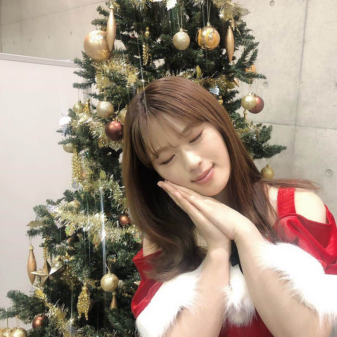 渋谷凪咲さんのインスタグラム写真 - (渋谷凪咲Instagram)「皆さ〜ん！メリークリスマスイブです🎄🌟わ〜い♪ . . そして今日は今年最後の握手会！ 皆さん、ありがとうございました💗ぎゅ〜🤝 . . そして、イブの今夜は素敵な夜をお過ごし下さいね🌟 . フォ〜フォッフォッフォ〜🎅🏻♪笑 . #なぎサンタさん #今夜皆さんのお家にお伺いするかもしれません…🦌 #なので早く寝てて下さいさいね😇 #絶対見ちゃダメですよ〜♪ふふ #今日は大忙しじゃ〜♪笑 . . #christmas #サンタさん　#サンタコス　#女サンタ」12月24日 23時33分 - nagisa_nikoniko