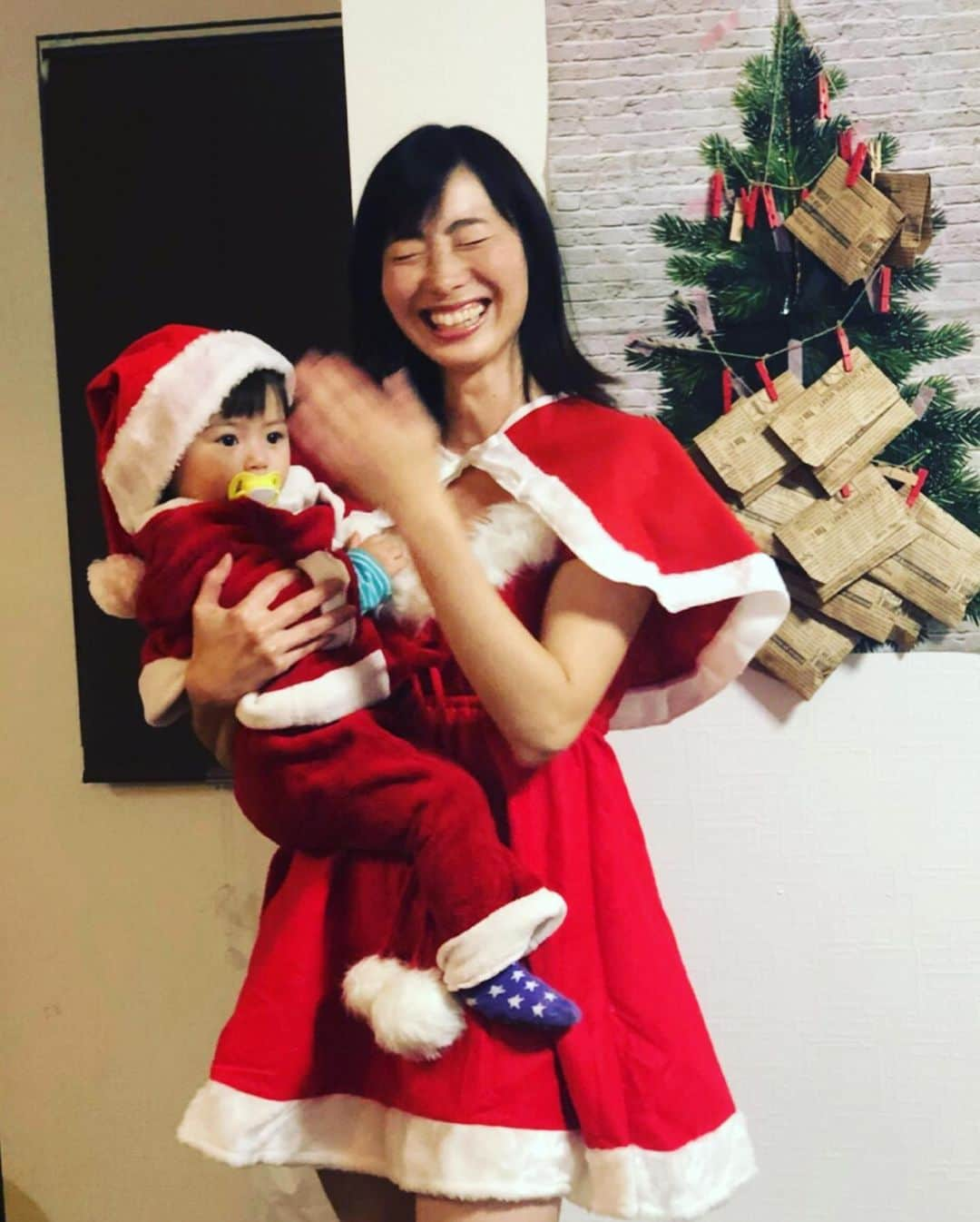 佐藤康恵さんのインスタグラム写真 - (佐藤康恵Instagram)「みんな〜〜メリクリ！！🎄🎅🎁💖 ☆彡 ☆彡 ☆彡 さっき外出たら、今日の星が🌟綺麗でしたよ(^^)流れ星見たかったな☄️ ゆっくりおやすみなさい🌙😘 Yasue.  #サンタな親子 #クリスマスパーティー #大好きママ友 #ありがとう #サンタ服は着る予定なかったよー #はずかしかった #ケープあって良かった #幸せ時間」12月24日 23時33分 - yasuesato.official