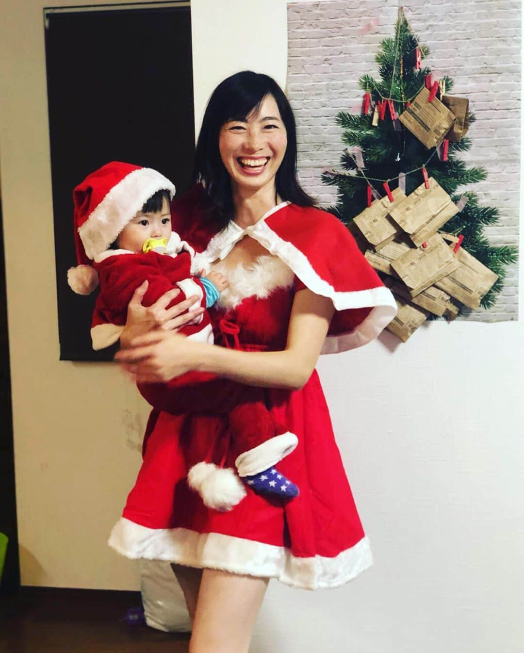 佐藤康恵さんのインスタグラム写真 - (佐藤康恵Instagram)「みんな〜〜メリクリ！！🎄🎅🎁💖 ☆彡 ☆彡 ☆彡 さっき外出たら、今日の星が🌟綺麗でしたよ(^^)流れ星見たかったな☄️ ゆっくりおやすみなさい🌙😘 Yasue.  #サンタな親子 #クリスマスパーティー #大好きママ友 #ありがとう #サンタ服は着る予定なかったよー #はずかしかった #ケープあって良かった #幸せ時間」12月24日 23時33分 - yasuesato.official