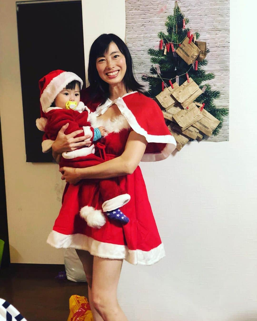 佐藤康恵さんのインスタグラム写真 - (佐藤康恵Instagram)「みんな〜〜メリクリ！！🎄🎅🎁💖 ☆彡 ☆彡 ☆彡 さっき外出たら、今日の星が🌟綺麗でしたよ(^^)流れ星見たかったな☄️ ゆっくりおやすみなさい🌙😘 Yasue.  #サンタな親子 #クリスマスパーティー #大好きママ友 #ありがとう #サンタ服は着る予定なかったよー #はずかしかった #ケープあって良かった #幸せ時間」12月24日 23時33分 - yasuesato.official