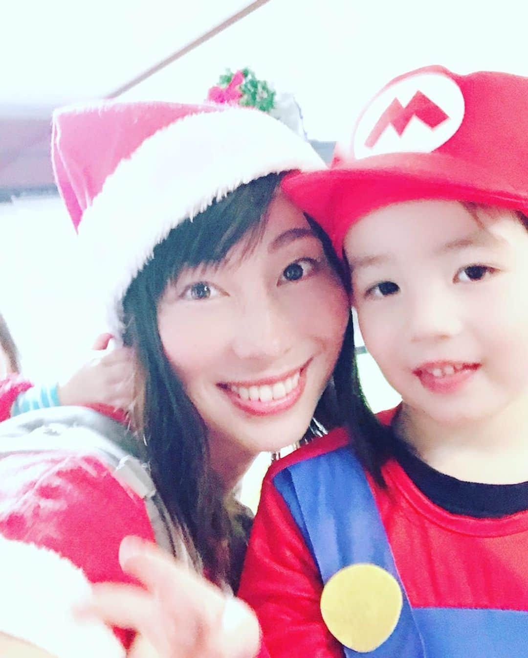 佐藤康恵さんのインスタグラム写真 - (佐藤康恵Instagram)「みんな〜〜メリクリ！！🎄🎅🎁💖 ☆彡 ☆彡 ☆彡 さっき外出たら、今日の星が🌟綺麗でしたよ(^^)流れ星見たかったな☄️ ゆっくりおやすみなさい🌙😘 Yasue.  #サンタな親子 #クリスマスパーティー #大好きママ友 #ありがとう #サンタ服は着る予定なかったよー #はずかしかった #ケープあって良かった #幸せ時間」12月24日 23時33分 - yasuesato.official