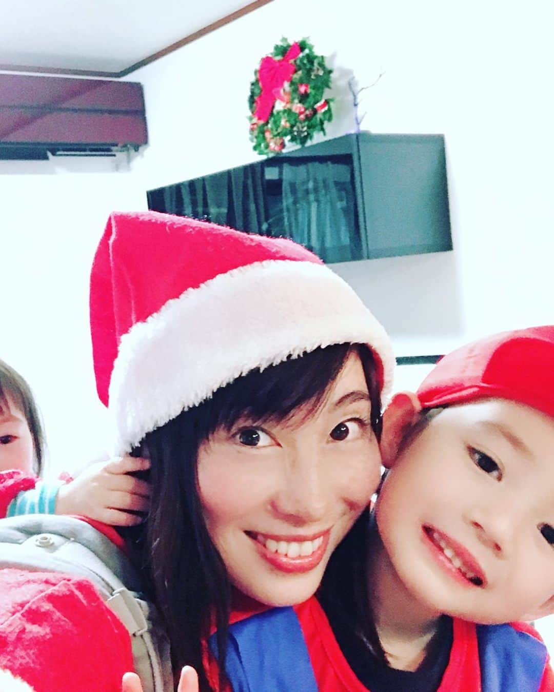 佐藤康恵さんのインスタグラム写真 - (佐藤康恵Instagram)「みんな〜〜メリクリ！！🎄🎅🎁💖 ☆彡 ☆彡 ☆彡 さっき外出たら、今日の星が🌟綺麗でしたよ(^^)流れ星見たかったな☄️ ゆっくりおやすみなさい🌙😘 Yasue.  #サンタな親子 #クリスマスパーティー #大好きママ友 #ありがとう #サンタ服は着る予定なかったよー #はずかしかった #ケープあって良かった #幸せ時間」12月24日 23時33分 - yasuesato.official