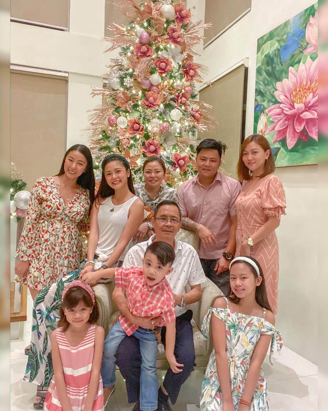 Kim Chiuさんのインスタグラム写真 - (Kim ChiuInstagram)「“Christmas brings family and friends together. It helps us appreciate the love in our lives that we often take for granted. May the true meaning of holiday season fill your heart and home with many blessings and appreciate the love of family and friends.”❤️ Noche buena!!!🌟. Happy birthday papa jesus!!!🙏🏻. Merry Christmas from our family to yours!♥️ #family we miss you here @alfa1charlie」12月24日 23時36分 - chinitaprincess