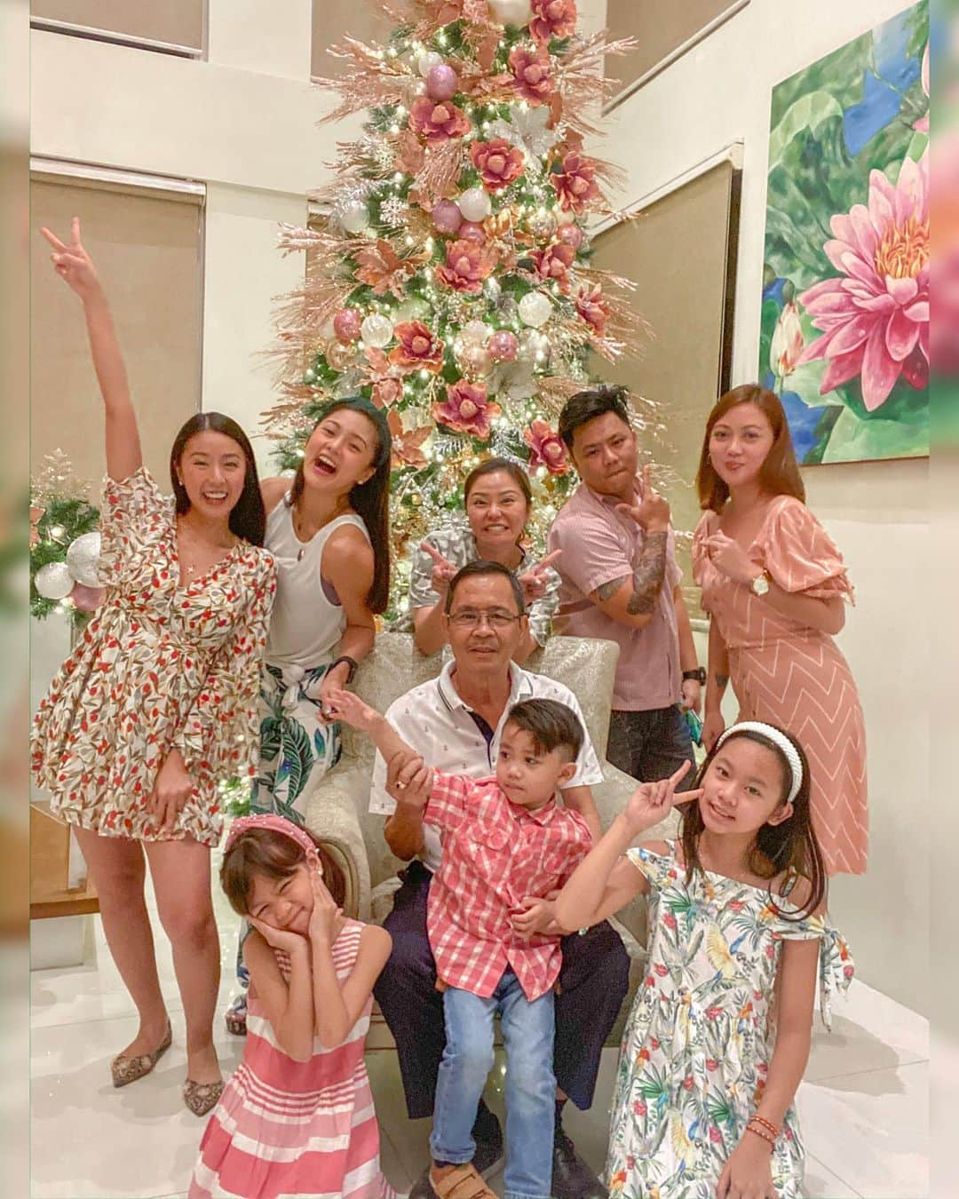 Kim Chiuさんのインスタグラム写真 - (Kim ChiuInstagram)「“Christmas brings family and friends together. It helps us appreciate the love in our lives that we often take for granted. May the true meaning of holiday season fill your heart and home with many blessings and appreciate the love of family and friends.”❤️ Noche buena!!!🌟. Happy birthday papa jesus!!!🙏🏻. Merry Christmas from our family to yours!♥️ #family we miss you here @alfa1charlie」12月24日 23時36分 - chinitaprincess