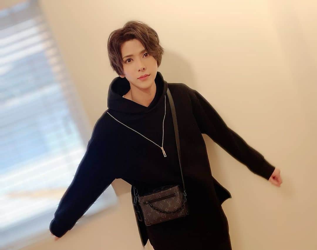 仲田博喜のインスタグラム：「#帰り道 #イルミネーション #クリスマス #くりぼっち #ショートケーキ #ルイヴィトン #ソフトトランク  #CULLNI #パーカー」