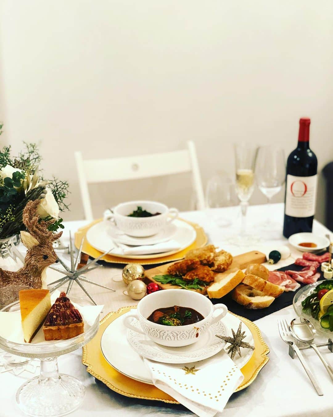 KAORI.OMURA 大村香織さんのインスタグラム写真 - (KAORI.OMURA 大村香織Instagram)「Merry Xmas🎄🎅🤶 ・ クリスマスイヴは、お家で食事にしました☺︎食器にビーフシチューが付いたまま写真撮っちゃった辺り、私らしい😂 ・ 姫サンタは被り物嫌いだから前を見てくれませんでした😂 ・ 我が家はイベント日に食事する時はイベントにあったようにするのがルール。笑。 ※一緒に食べる人は迷惑かも。笑 ・ 👨家に入ったらサンタ帽🎅を渡し着用です。笑笑 ・ サンタ帽被ったまんま、食べてたけどシュールでした。笑。 ・ ケーキはellecafeで買ってきたグルテンフリー☺︎ グルテンフリー だけど美味しいよ✨ ・ みなさまも良いクリスマス🎄を♡ おやすみなさい😴 ・ #クリスマスイヴ#クリスマス#ヨーキー#サンタ#サンタコス #サンタさん #サンタ帽#サンタ帽子 #愛犬#家族#アラフォー#アラフォーライフ#life#xmas#リースサラダ#ビーフシチュー#グルテンフリースイーツ #cooking #料理記録 #料理上手になりたい  #今年もサンタ帽被った」12月24日 23時37分 - kaori.omura