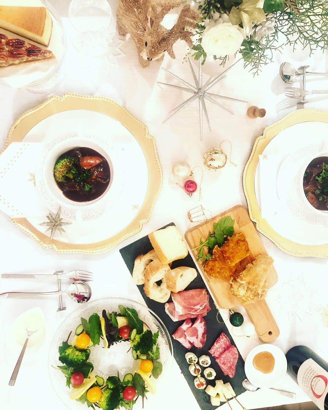 KAORI.OMURA 大村香織さんのインスタグラム写真 - (KAORI.OMURA 大村香織Instagram)「Merry Xmas🎄🎅🤶 ・ クリスマスイヴは、お家で食事にしました☺︎食器にビーフシチューが付いたまま写真撮っちゃった辺り、私らしい😂 ・ 姫サンタは被り物嫌いだから前を見てくれませんでした😂 ・ 我が家はイベント日に食事する時はイベントにあったようにするのがルール。笑。 ※一緒に食べる人は迷惑かも。笑 ・ 👨家に入ったらサンタ帽🎅を渡し着用です。笑笑 ・ サンタ帽被ったまんま、食べてたけどシュールでした。笑。 ・ ケーキはellecafeで買ってきたグルテンフリー☺︎ グルテンフリー だけど美味しいよ✨ ・ みなさまも良いクリスマス🎄を♡ おやすみなさい😴 ・ #クリスマスイヴ#クリスマス#ヨーキー#サンタ#サンタコス #サンタさん #サンタ帽#サンタ帽子 #愛犬#家族#アラフォー#アラフォーライフ#life#xmas#リースサラダ#ビーフシチュー#グルテンフリースイーツ #cooking #料理記録 #料理上手になりたい  #今年もサンタ帽被った」12月24日 23時37分 - kaori.omura