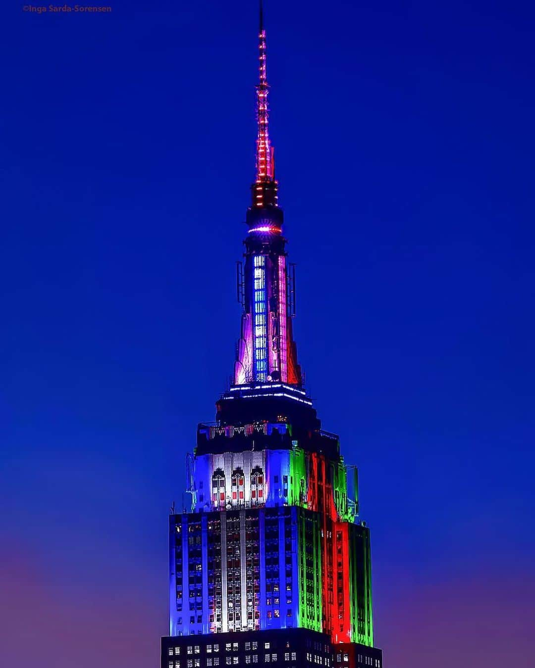 Empire State Buildingさんのインスタグラム写真 - (Empire State BuildingInstagram)「Getting you into the holiday spirit with our tower lights rotating in split colors for Chanukah & Christmas this evening! 🕎🎄 . Tap bio link for a last-minute gift idea! 🎁 . Later tonight at 8PM is @mariahcarey’s #AllIWantForChristmasIsYou music-to-light show, synced to the song simultaneously on @z100newyork & @1067litefm! ❄️ . Following at 9PM is @leamichele’s #ChristmasInNewYork music-to-light show with @kayjewelers, synced to the song simultaneously on @iheartradiobroadway. 🎅 . 📷: isardasorensen/TW #EmpireStateBuilding」12月24日 23時38分 - empirestatebldg