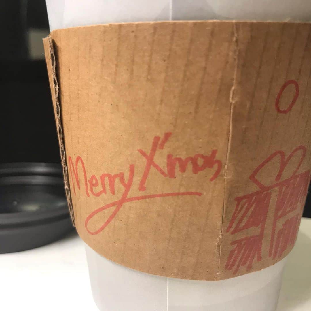 兼田恵さんのインスタグラム写真 - (兼田恵Instagram)「クリスマスイブもお仕事ありがたーい！！いただいたカップにも手書きでメリクリ🎄可愛い🎁 でも帰りに恵比寿ガーデンプレイスに行ってきました。イブっぽいとこ行ったの何年ぶりでしょう。。 みんなメリークリスマース！  #恵比寿ガーデンプレイス #クリスマスイブ」12月24日 23時39分 - earl_megu