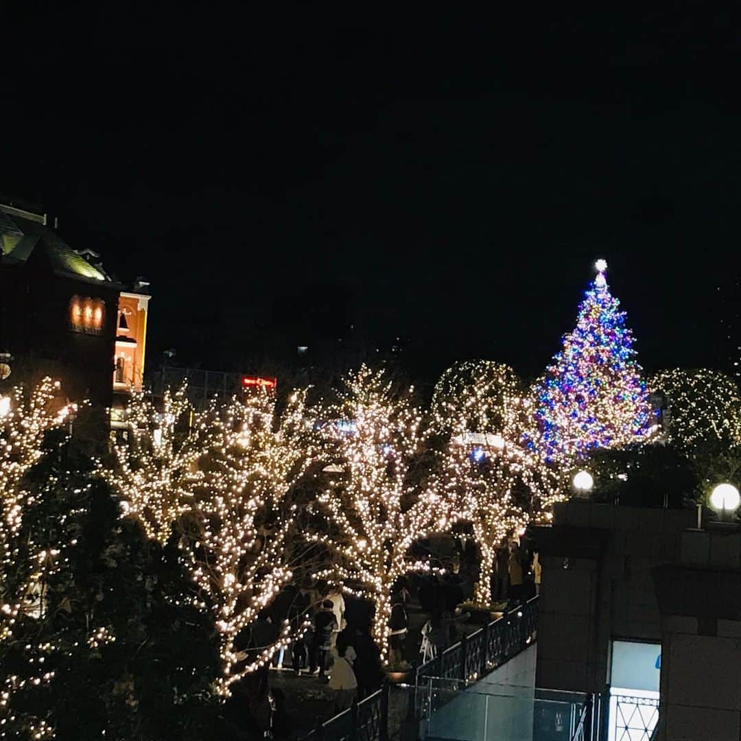 兼田恵さんのインスタグラム写真 - (兼田恵Instagram)「クリスマスイブもお仕事ありがたーい！！いただいたカップにも手書きでメリクリ🎄可愛い🎁 でも帰りに恵比寿ガーデンプレイスに行ってきました。イブっぽいとこ行ったの何年ぶりでしょう。。 みんなメリークリスマース！  #恵比寿ガーデンプレイス #クリスマスイブ」12月24日 23時39分 - earl_megu