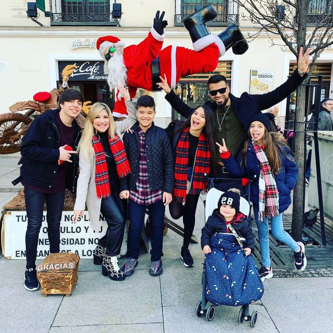 ロビンソン・チリノスのインスタグラム：「Feliz navidad 🎄para todos 🎅🏻, Merry Christmas 🎁. #dios #familia #madrid #2019 #chirinos #garcia #28」
