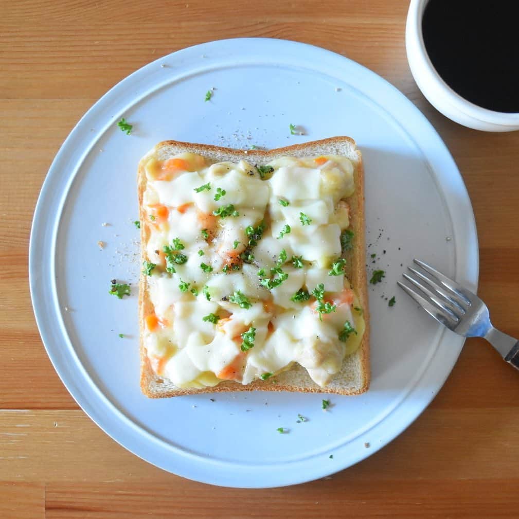山崎佳のインスタグラム：「Today’s breakfast. 昨夜の残りのシチューとチーズをのせて焼いたやつ。」
